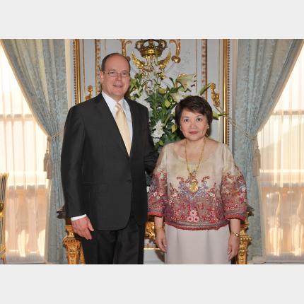 Remise des lettres de créance de S.E. Madame Rora NAVARRO-TOLENTINO, Ambassadeur Extraordinaire et...