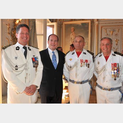 Cérémonie de passation du commandement de la Force Publique dans la Cour d'Honneur du Palais...