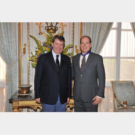 M. Xavier DARCOS a remis à S.A.S. le Prince Albert II la distinction de Commandeur de l'Ordre des...