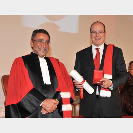 S.A.S. le Prince Albert II S'est vu remettre les insignes de docteur Honoris Causa de l'Université...