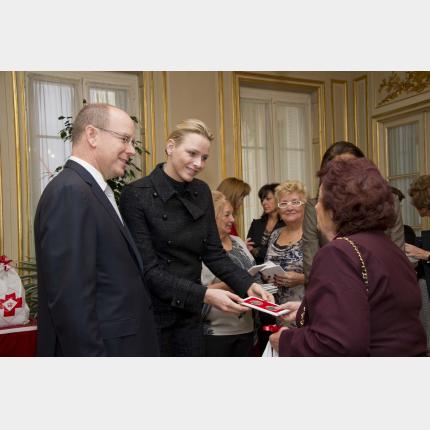 Distribution des colis de la Croix-Rouge Monégasque
